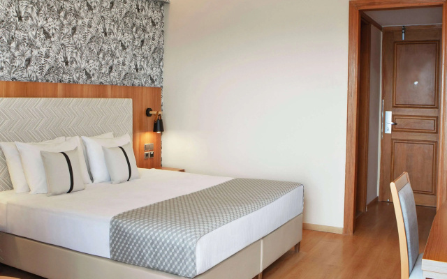 Отель Zeus Essence Ramada by Wyndham Athens