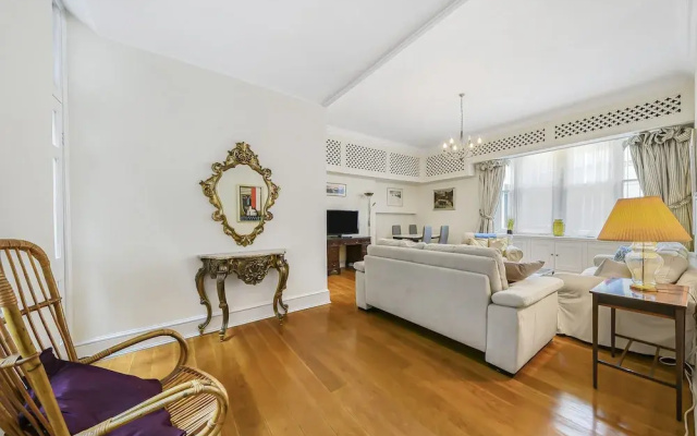 Kensington Queens Gate Apartment