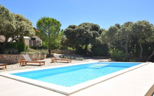 Island Escape With Pool