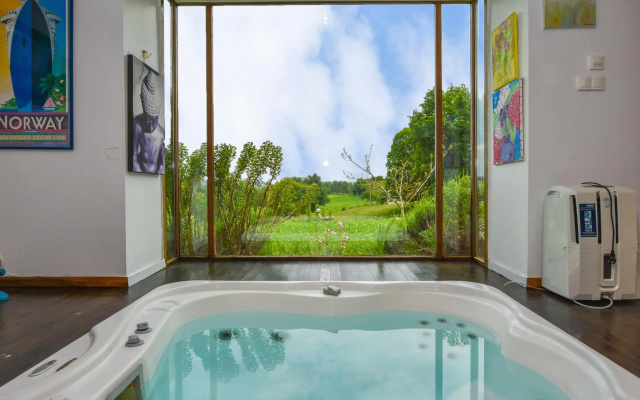 Exquisite Mansion in Cantal with Jacuzzi, Sauna and Pool