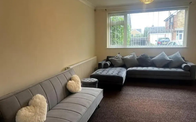3 Bed House - Sleeps 6 - Parking - Wifi