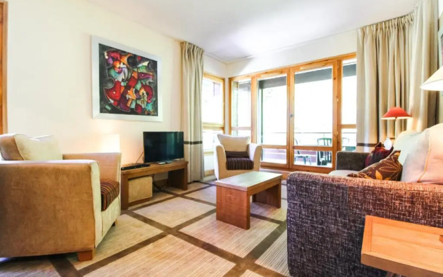 Spacious Family 2-bed, 2-bath with parking, private piste