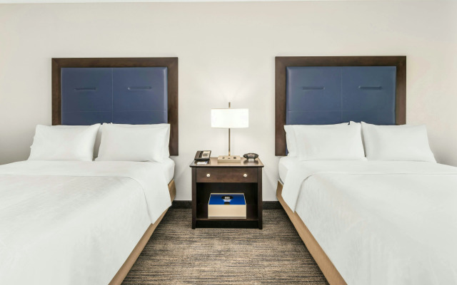 Holiday Inn Express & Suites Wilmington-Newark by IHG
