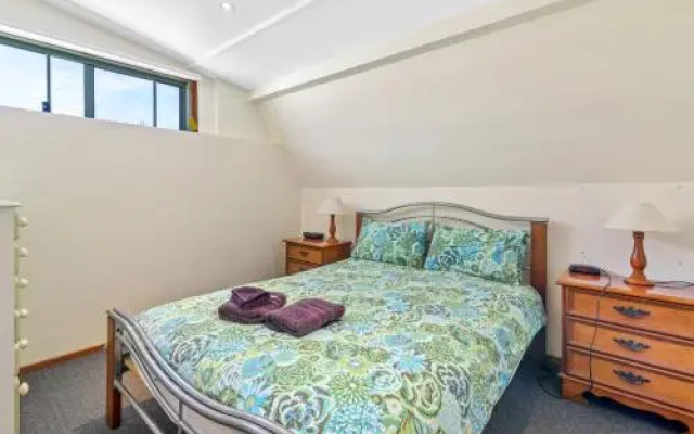 Black Dolphin Waterfront Townhouse - Bay Views