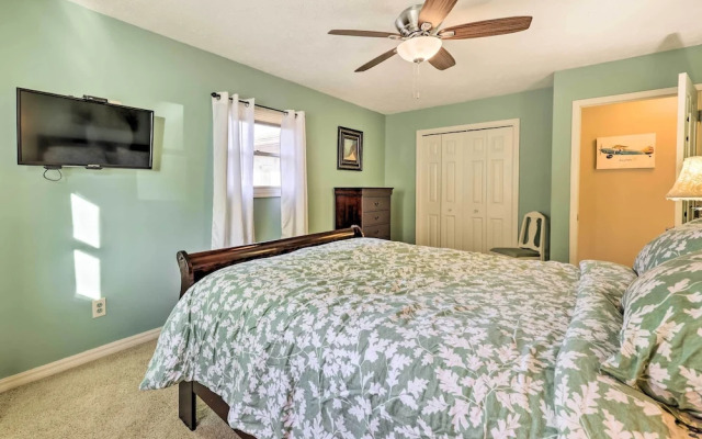 Holiday Island Home: Hot Tub & Wood Stove!