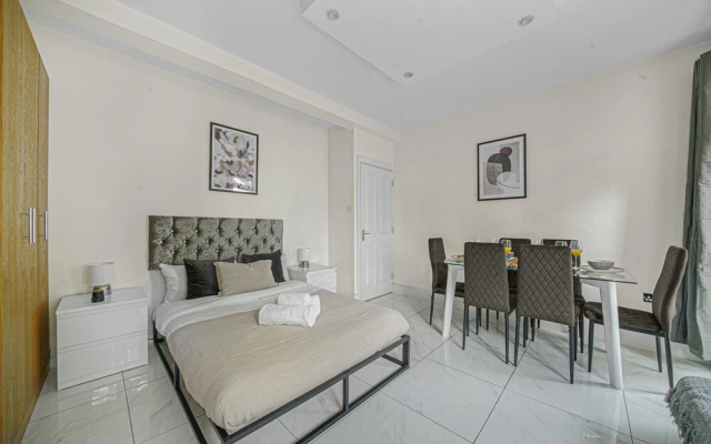 Paddington Station 2BR City Apartment