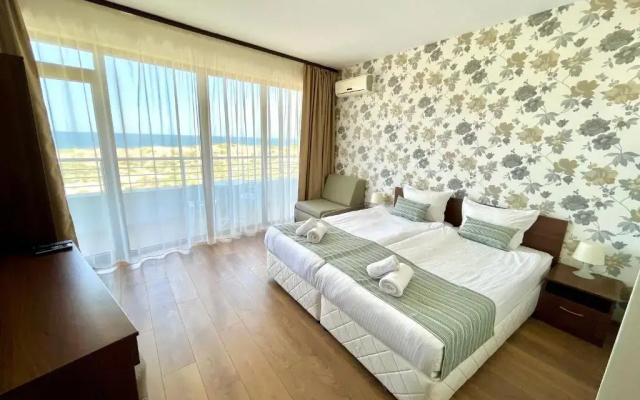 802, spacy apm with sea view.