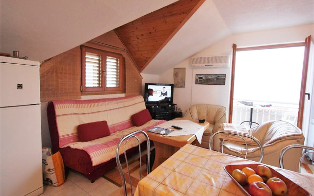 Apartment Šera - 50 m from beach: A3 Pisak, Riviera Omis