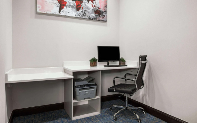 La Quinta Inn & Suites by Wyndham Denton - University Drive
