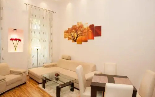 Charlotte Apartment Close to Opera