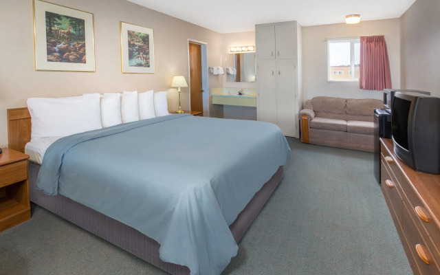 Redwood Inn