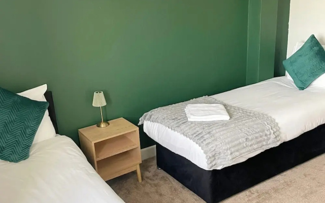 Your Home-from-home - Business & Families - 6 Beds