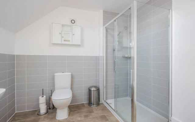 tms Cheerful 5bdr House! Thurrock! Free Parking!
