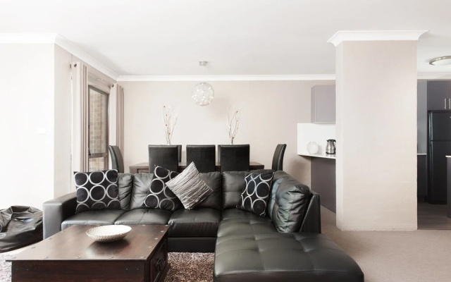 Nicholli, Bay Parklands, Unit 34/2 Gowrie Avenue