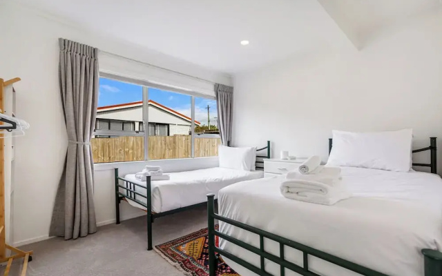 Spacious Renovated 3BR in Ellerslie I Zodiak Stays