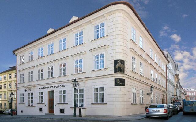 Hotel Three Storks вид на фасад