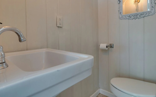 Charming Home < 2 Mi to Downtown Hendersonville!