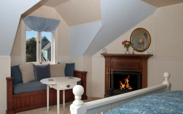 Headlands Inn Bed & Breakfast
