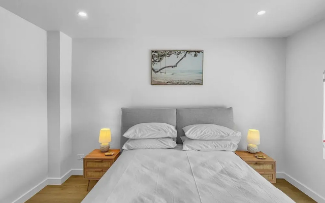 Modern 4-bed Townhouse With Water Views