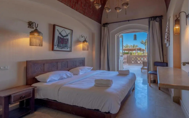 Chic 3BR Villa West Golf with Pool, Lagoon View & Guest House