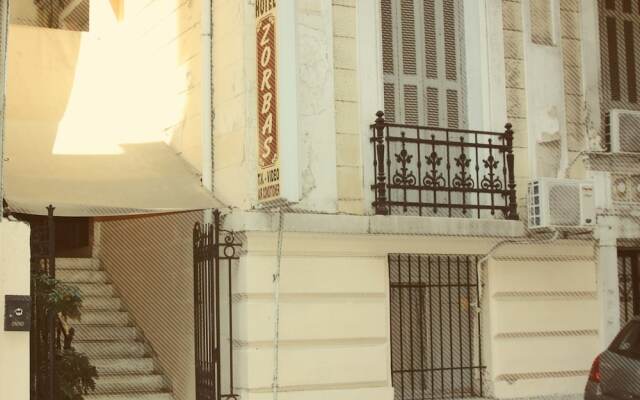 Zorbas Hostel вид на фасад