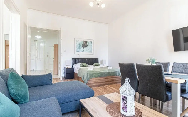Cozy 2BR Apt Prime Central Spot