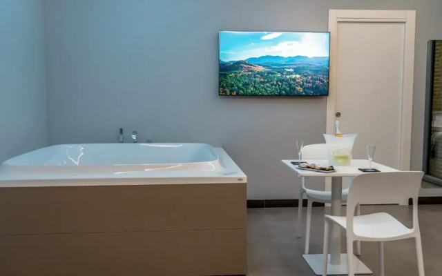 Skyline Rooms & Suites