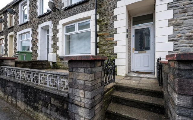 Comfortable 4-bed Home With Free Parking Wales