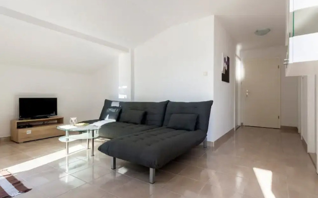 Apartment in Sveti Vid Near the Adriatic