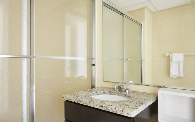 Stylish 1BR + Train | Theatre District | Evonify