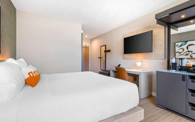 Cambria Hotel Burbank Airport