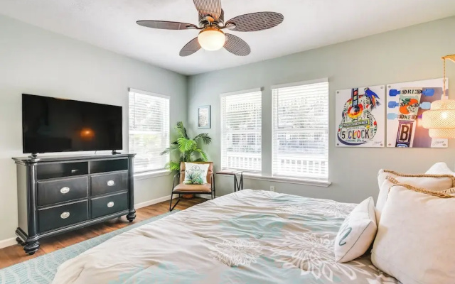 Jimmy Buffet Home w/ Hot Tub & Yard in Galveston!