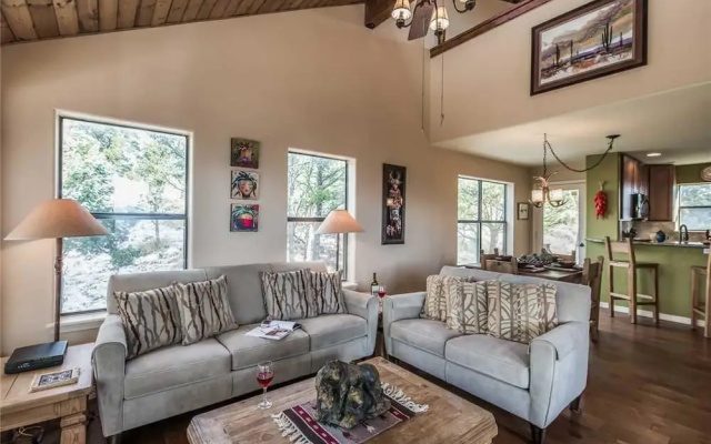 2 Spirit Lodge - Two Bedroom Cabin with Hot Tub