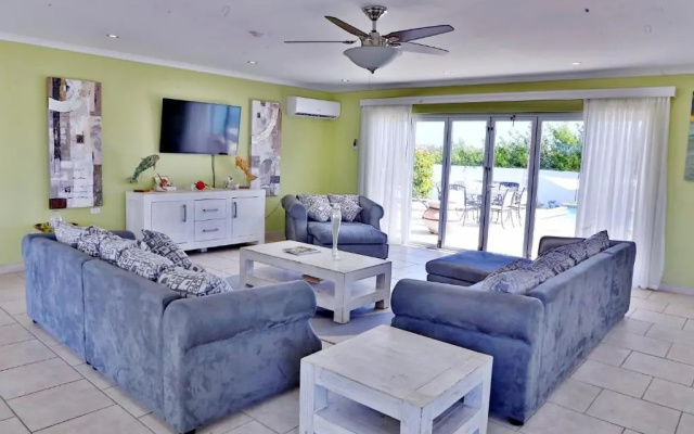 A Ocean View Malmok Villa