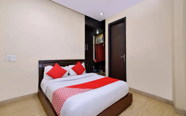 OYO 466 Hotel Lotus B&B