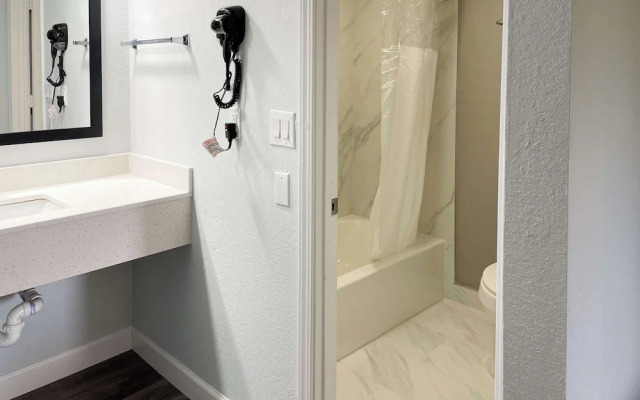 Tulsa Inn & Suites