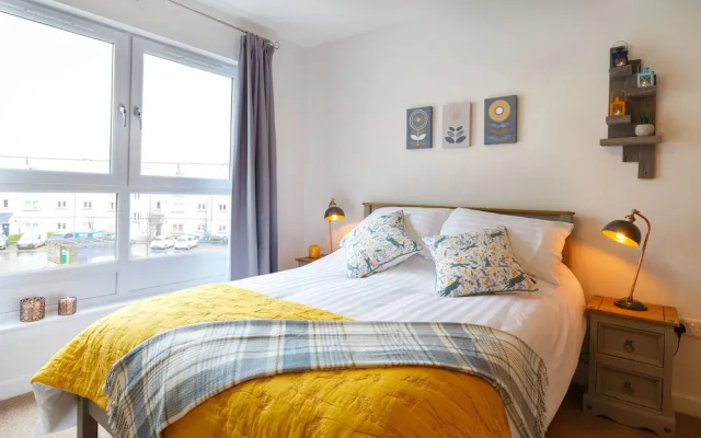 Luxury Apt. Next to Station