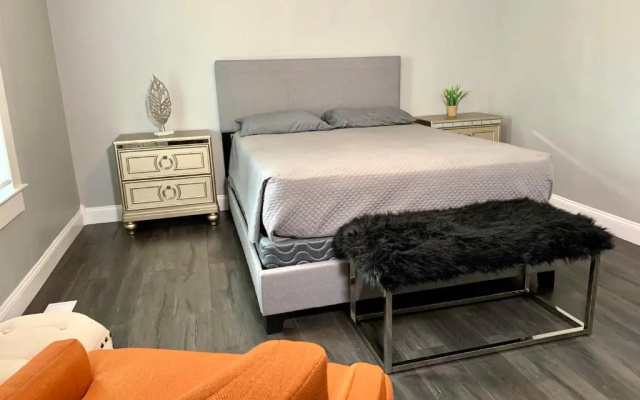 Texas Hold-em Duplex- 3BR Free Parking