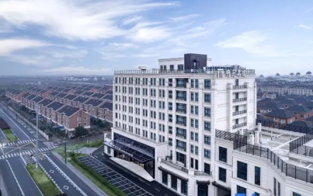 Haining Yanguan Maison New Century Resort Hotel
