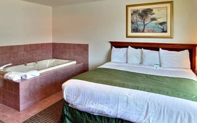 Days Inn & Suites by Wyndham Traverse City