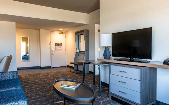Holiday Inn & Suites Oakland Airport by IHG