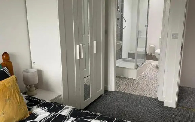 2 Bed-sleeps 7-free Parking-balcony