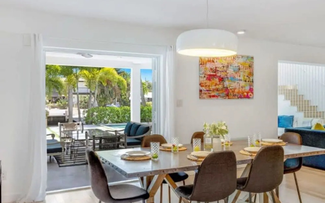Luxe Lakefront Mansion Waterfront, Pompano Beach