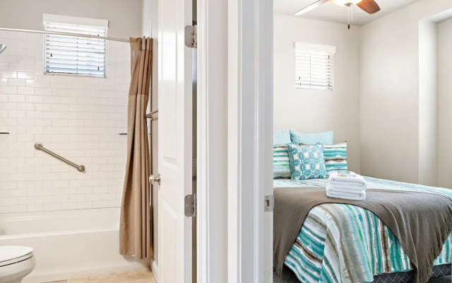 Sunshine Serendipity 4 Bedroom Apts by RedAwning
