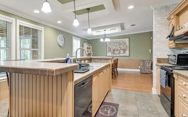 Weeki Wachee Family Getaway: Canal-front Home