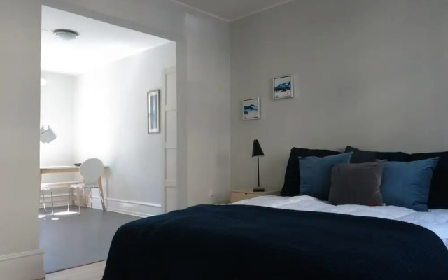Studio near Queen 1142 - 1