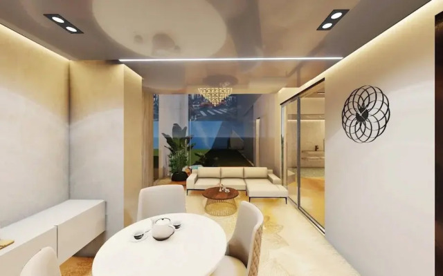 Monsoon Courtyard Luxury Hotel
