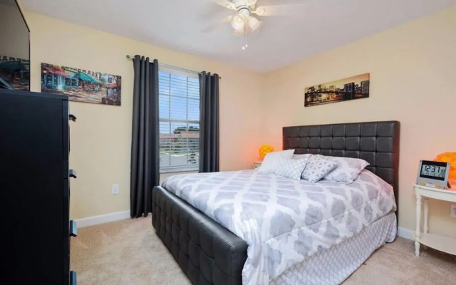 Paradise Palms 18007