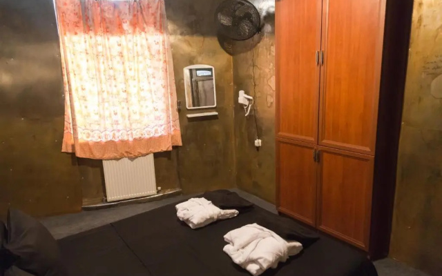 Alcatraz Jail-Hostel
