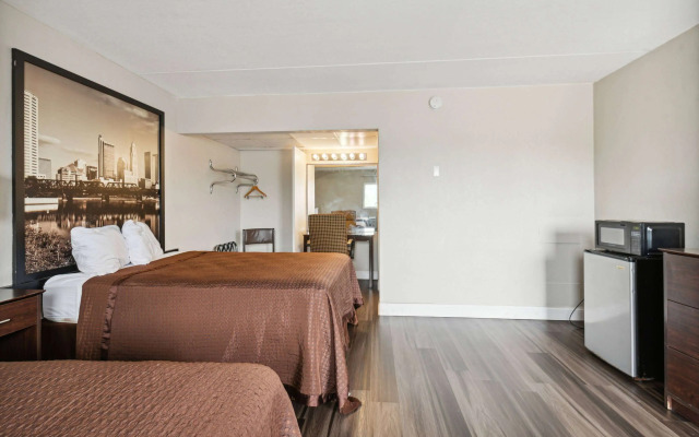 Super 8 by Wyndham Millbury/Toledo